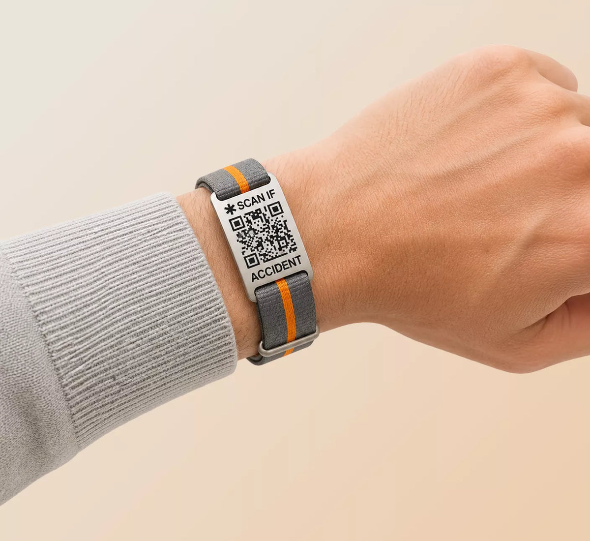 Bracelet d'identification gris et orange avec QR code et inscription 'Scan if accident' pour urgence