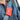 Carte d'information d'urgence rouge attachée à une ceinture de sécurité dans une voiture